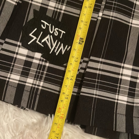 NO BOUNDARIES BLACK PLAID PLEATED SKIRT WITH PATCHES NWT JUNIORS XS - Picture 10 of 12